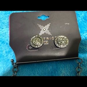 Earnings and necklace set